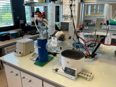 Immagine panoramica di Büchi Rotavapor R-200 rotary evaporator with heating bath